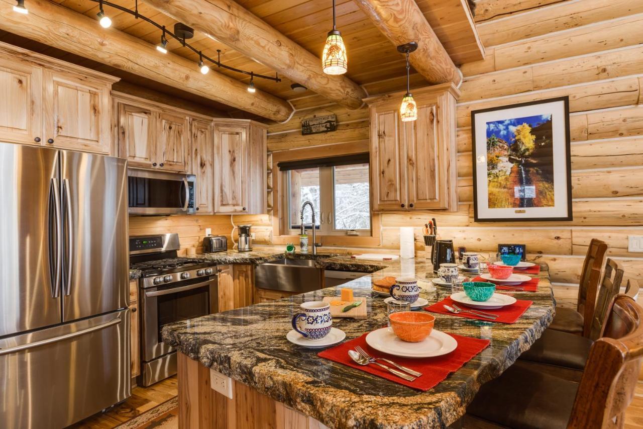 Lumberjack Lodge By Kabino Hot Tub Fire Pit Satellite Wifi Grill Large Porch Island Park Dış mekan fotoğraf