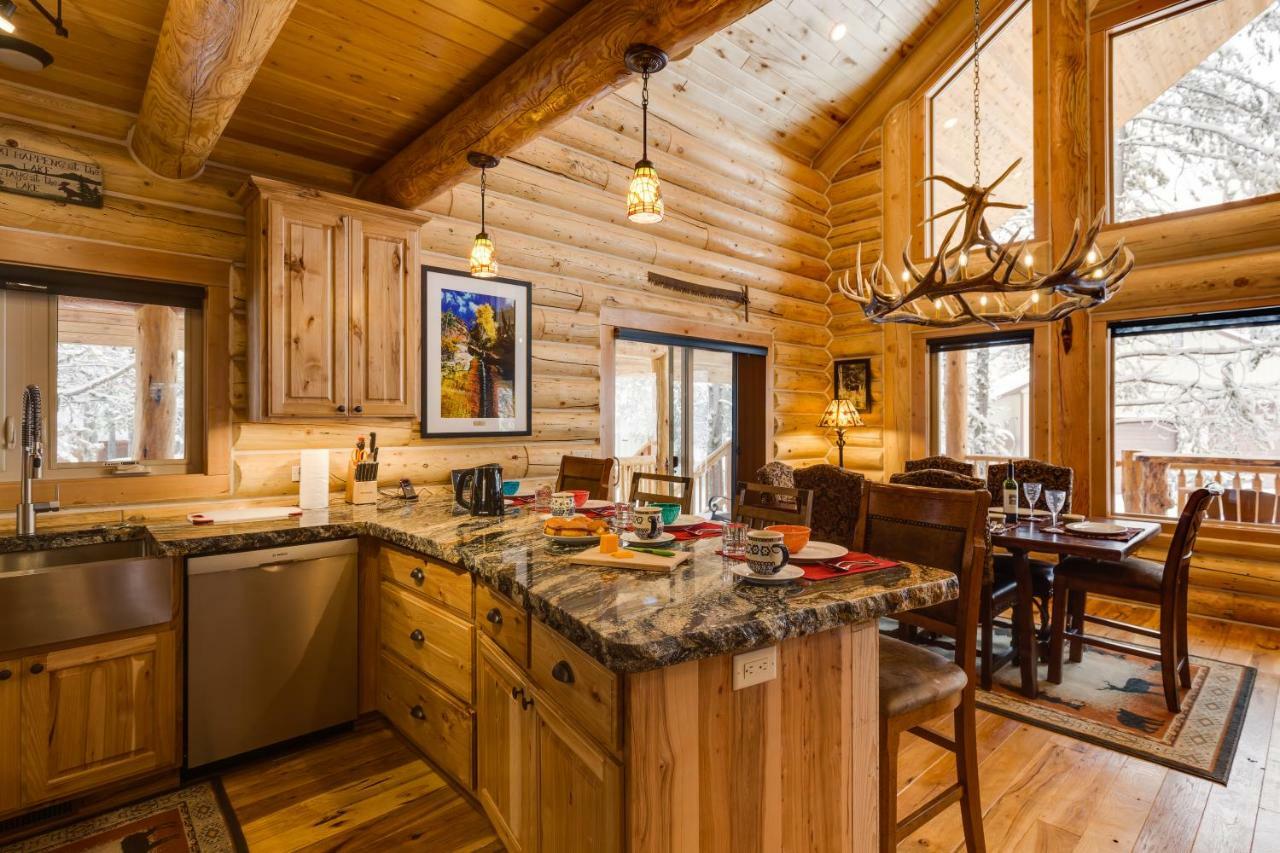 Lumberjack Lodge By Kabino Hot Tub Fire Pit Satellite Wifi Grill Large Porch Island Park Dış mekan fotoğraf